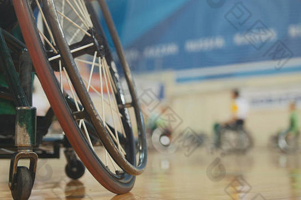 残疾人篮球运动员在运动训练期间坐在轮椅上
