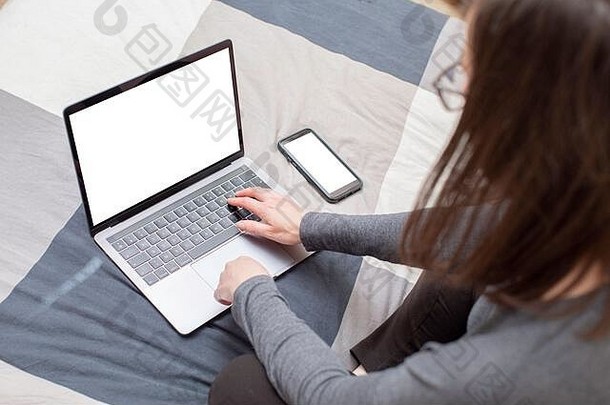 年轻的女人冲浪金属灰色的移动PC资料互联网长棕色（的）头发眼镜灰色的毛衣