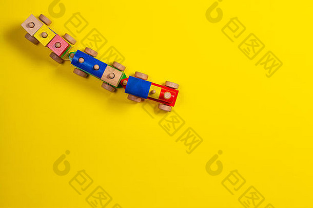 木玩具火车色彩斑斓的块黄色的背景