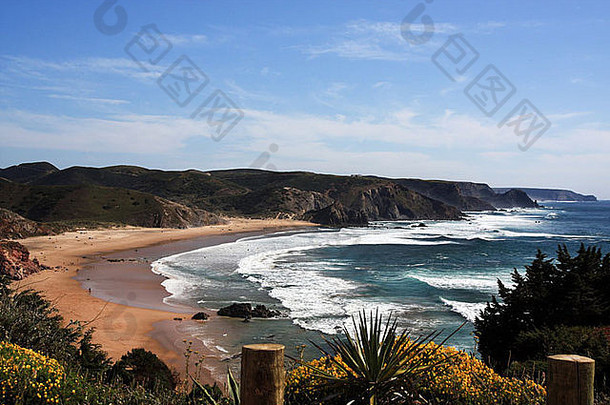 宽视图亲爱的海滩海岸线sagres葡萄牙