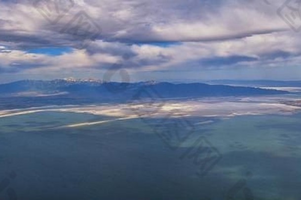 从飞机上俯瞰奥奎尔山脉和羚羊岛的犹他州大盐湖鸟瞰图，麦格纳州图埃勒市，云景<strong>一览</strong>无余。美国