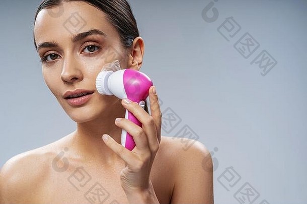 年轻女子用电子手电筒洗脸