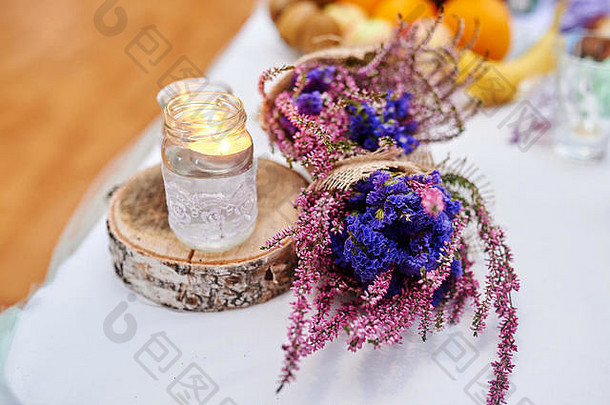 美丽的婚礼装饰表格蜡烛花束乡村风格