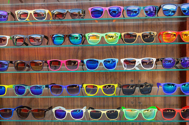 色彩斑斓的未打上烙印的太阳镜出售土耳其市场