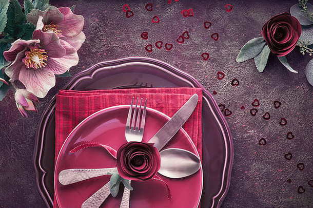 平躺burgindy盘子陶器装饰玫瑰海葵圣诞节情人节晚餐表格设置