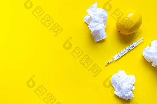 柠檬温度计白色医疗药片黄色的背景药店主题治疗预防病毒概念健康季节