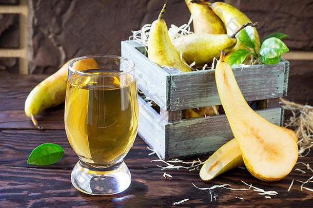 新鲜挤压梨汁成熟的梨木表格概念营养超级食物健康解毒