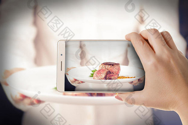手拿着手机特写镜头。这名妇女用智能手机拍摄熟肉