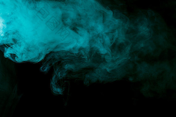 抽象蓝宝石水烟烟在黑色背景上。使用凝胶过滤器拍摄。纹理设计元素。