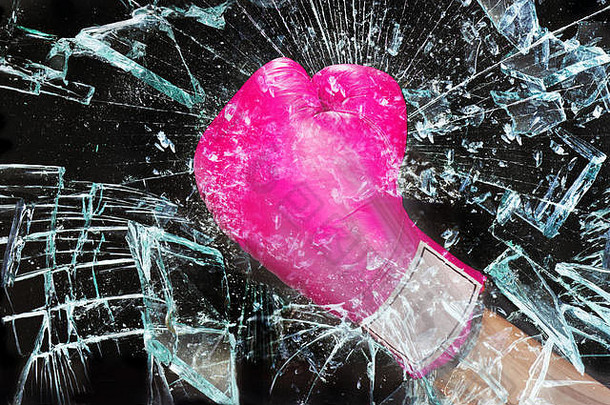 粉红色的女孩权力<strong>打破玻璃</strong>天花板