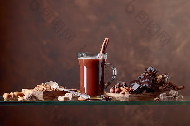 可可粉，肉桂，巧克力片和各种香料，棕色背景。为文本空间。