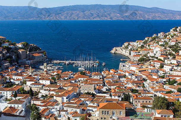 希腊海德拉岛——市中心和亚头的俯视图。