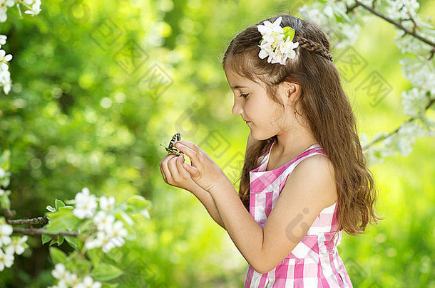 小女孩在大自然中玩蝴蝶