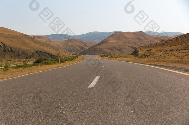 通往山的路。阿塞拜疆西子，通往山区的道路