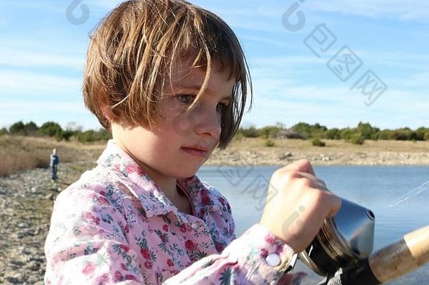 小女孩在钓到一条鱼时摇摇晃晃的特写镜头