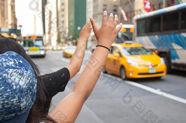 游客调用黄色的出租车曼哈顿典型的手势手臂出租车纽约城市广泛公认的