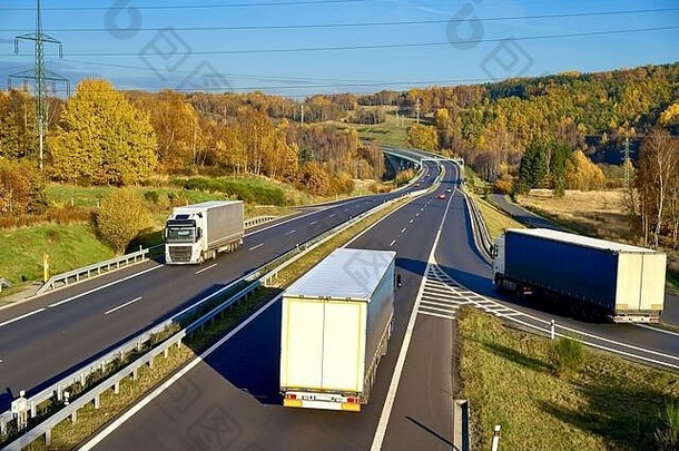 通过卡车高速公路秋天树木繁茂的景观汽车电子人数门距离视图