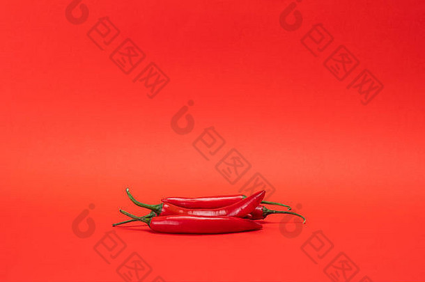图像红色的狭窄的长辣的辣椒辣椒孤立的红色的背景