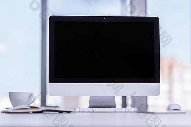 办公室商务背景下桌面上的模拟黑色桌面电脑屏幕