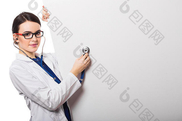 年轻的女人医生听诊器空白广告牌白色统一的白色背景
