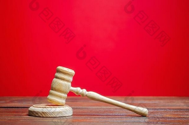 法官的锤子在红色背景上。司法系统。规范、规则和法律。在法庭上解决冲突。法庭案件，解决争端。保护