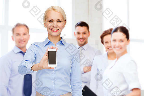 微笑女商人智能手机空白屏幕