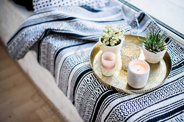 真正的公寓室内装饰芳香蜡烛植物古董托盘枕头毯子白色窗台上