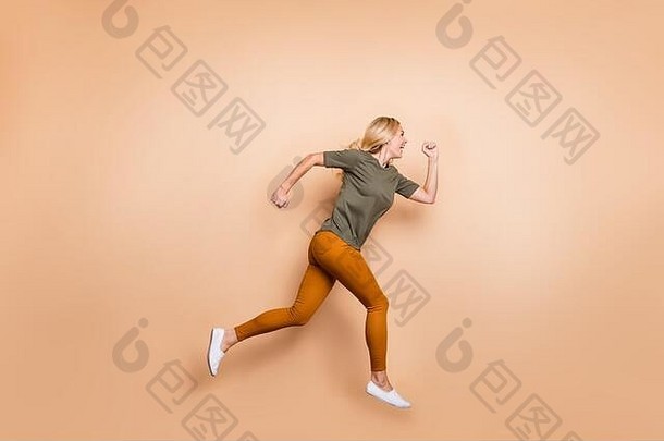 疯狂女士跳跃高速比赛马拉松参与者竞争情绪<strong>抢购</strong>穿绿色t恤黄裤