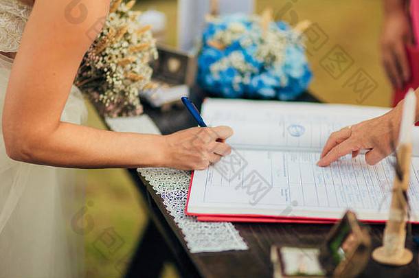 新婚夫妇把签名行为注册婚姻