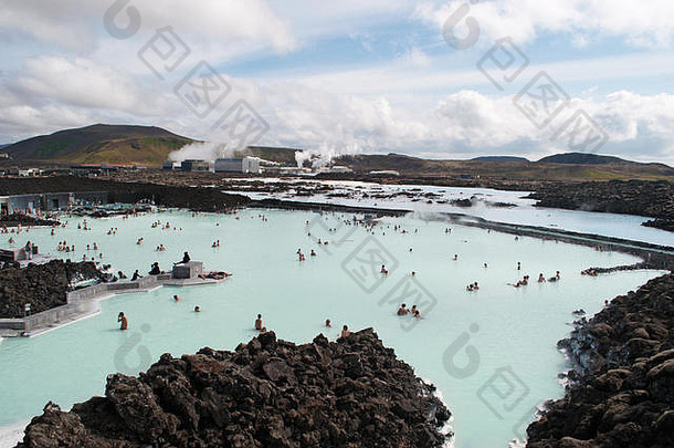 冰岛：蓝色泻湖景观，位于格林达维克熔岩区的地热温泉，是游客最多的景点之一