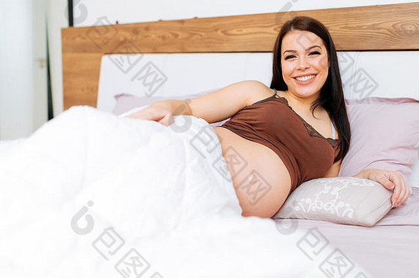 肖像怀孕了女人床上