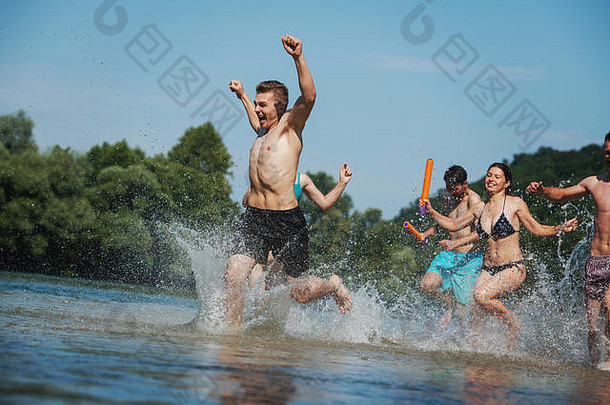 夏天快乐集团快乐朋友有趣的运行溅河