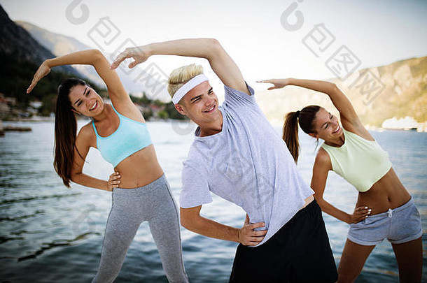 朋友们一起健身锻炼户外生活积极健康