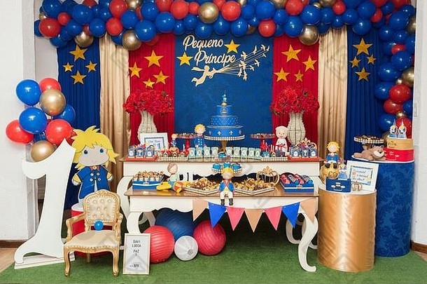孩子们生日聚会，派对装饰蓝色的假的蛋糕蜡烛王子主题聚会，派对装饰表格孩子生日庆祝活动关闭12月