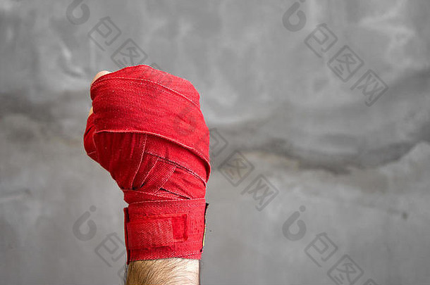裁剪拍摄拳击手的手包装红色的拳击磁带