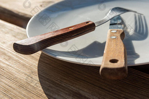 带刀叉的空盘子-屋外食物项目