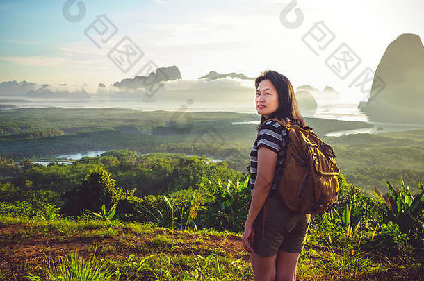 快乐年轻的旅行者女人背包客落后的相机美丽的自然前山视图点海<strong>自由旅<strong>游</strong>热
