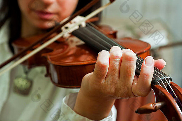 小提琴手练习的特写镜头