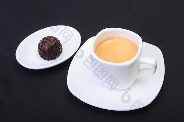 白色杯经典表示咖啡果仁糖黑色的背景