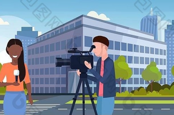 男记者和女记者用三脚架上的摄像机拍摄现场新闻，记者用麦克风拍摄电影