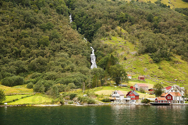 景观奈罗伊峡湾瀑布山传统的村房子挪威
