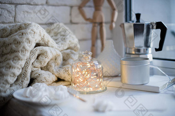 舒适的冬季室内造型和装饰，钟形罩内温暖的弦灯