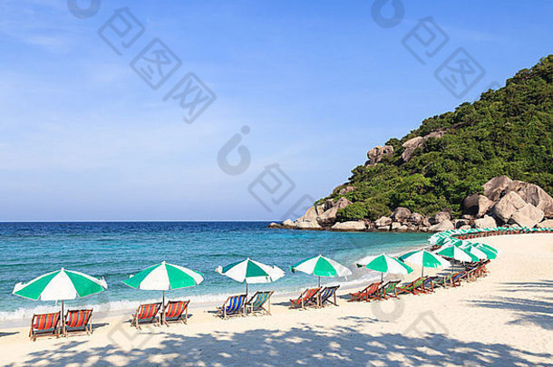 色彩斑斓的海滩椅子雨伞海滩