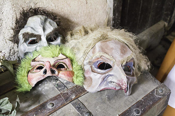 旧房子上的恐怖面具，哥特式装饰