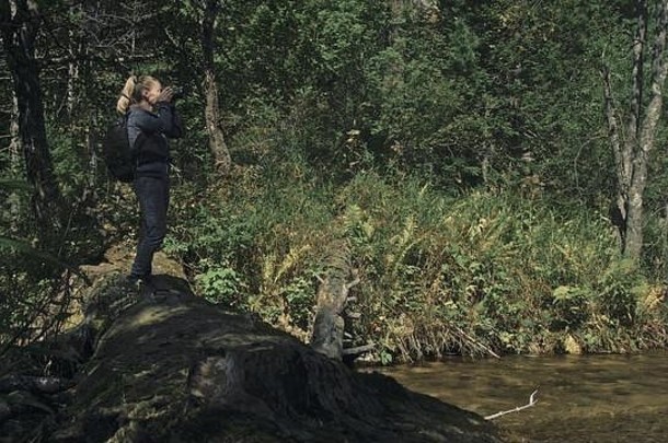 旅行者拍摄风景优美的视图森林河木桥下降树高加索人女人拍摄不错的魔法女孩照片相机