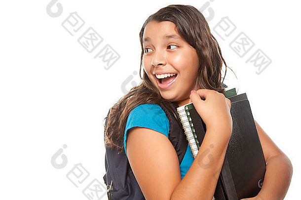 在白色背景下，一个美丽的西班牙裔女孩带着书和背包回首往事，准备上学。