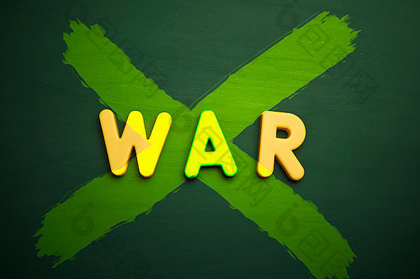 和平反战争概念色彩斑斓的信孤立的空白黑板上