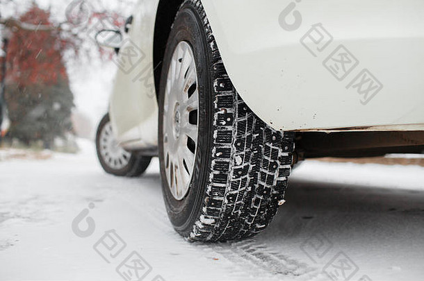 冬季汽车轮胎特写。深秋的第一场雪