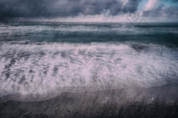 丹麦斯莱特海滩移动的波浪和云彩