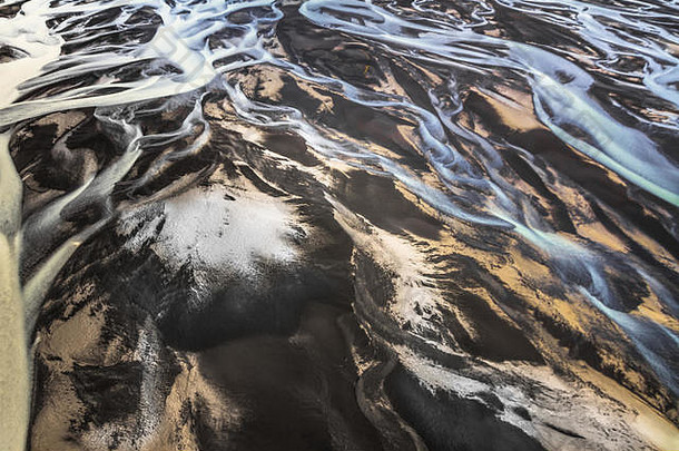 黑沙中的河流形状